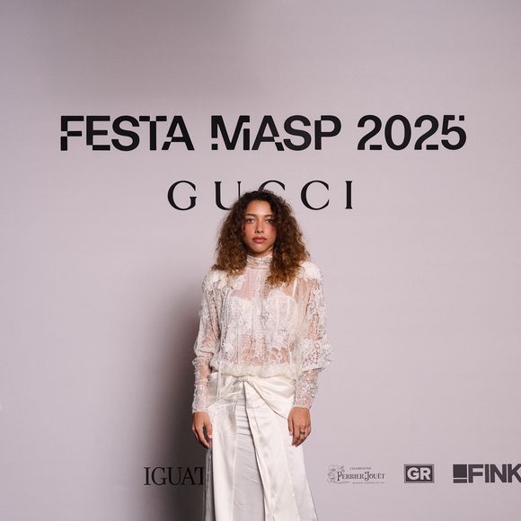 A renda foi o destaque principal do look de Alice Carvalho em evento da Gucci