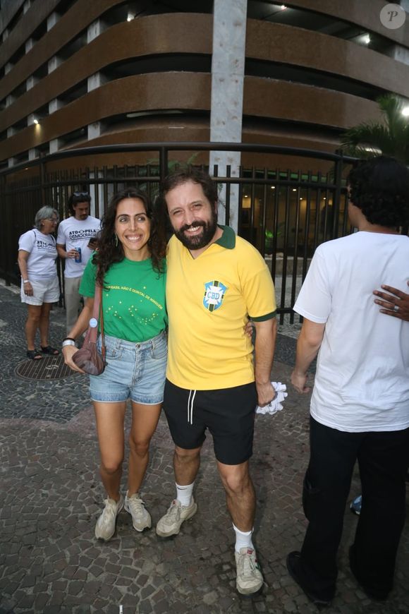 Gregório Duvivier no Ato Musical pela Democracia, em Copacabana