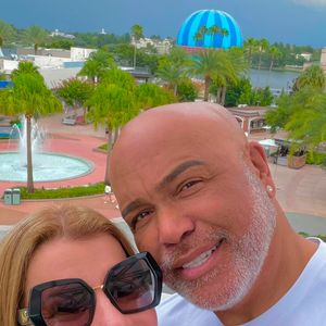 A mansão de Rick Sollo, da dupla sertaneja Rick e Renner, fica em um condomínio de luxo em Orlando, na Flórida, nos Estados Unidos, e foi comprada pelo cantor e a esposa, Geralda Carvalho, em novembro de 2025