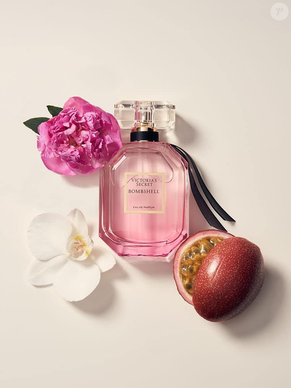 O curioso é que o Bombshell não tem nada de cheiro de repelente. Classificado como um perfume Floral Frutado Feminino, o produto da Victoria’s Secret combina notas de maracujá, toranja, abacaxi, tangerina e morango no topo da fragrância, criando um aroma marcadamente frutado