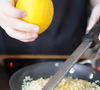 As raspas de limão-siciliano são o toque especial do famoso miojo de Érick Jacquin. O ingrediente simples muda completamente o aroma e deixa o macarrão instantâneo muito mais sofisticado