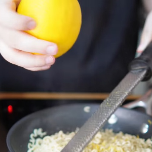 As raspas de limão-siciliano são o toque especial do famoso miojo de Érick Jacquin. O ingrediente simples muda completamente o aroma e deixa o macarrão instantâneo muito mais sofisticado