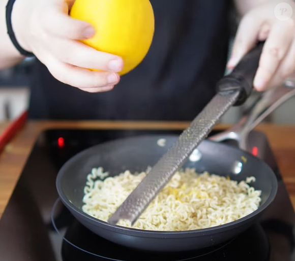 As raspas de limão-siciliano são o toque especial do famoso miojo de Érick Jacquin. O ingrediente simples muda completamente o aroma e deixa o macarrão instantâneo muito mais sofisticado