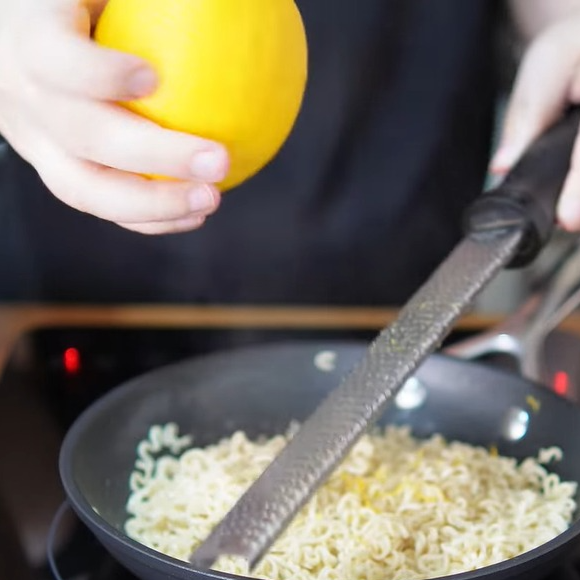As raspas de limão-siciliano são o toque especial do famoso miojo de Érick Jacquin. O ingrediente simples muda completamente o aroma e deixa o macarrão instantâneo muito mais sofisticado