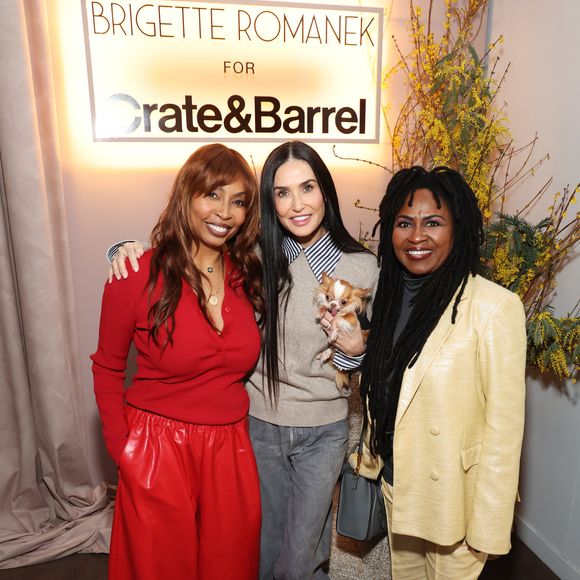 Demi Moore, de 'A Substância', usou um look composto por suéter, blusa listrada, calça baggy e sapatos com bico arrendondado.