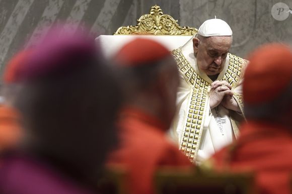 O Papa Francisco foi internado em 14 de fevereiro de 2025; profecia macabra aponta seu sucessor como o último antes do fim dos tempos