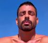 Cauã Reymond faz prática inusitada na praia e web ironiza polêmicas nos bastidores de 'Vale Tudo': 'Para aguentar a Bella'