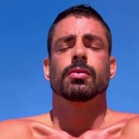 Sem camisa, Cauã Reymond faz prática inusitada na praia e web ironiza polêmicas nos bastidores de 'Vale Tudo': 'Para aguentar a Bella'