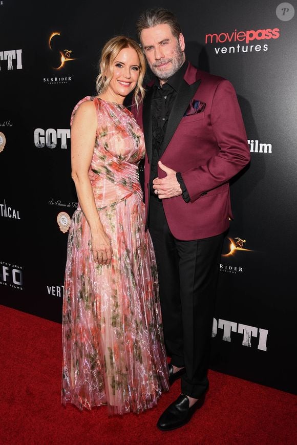 John Travolta mantém viva a memória da esposa, Kelly Preston, seis anos após a morte da atriz, que enfrentou um câncer de mama por dois anos. Na homenagem publicada no Instagram, o ator, que foi casado com Kelly desde 1991, destacou a filha do casal, Ella Travolta, e escreveu: 'Você estaria tão orgulhosa'