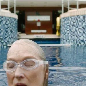Meryl Streep contou, há alguns anos, que nada pelo menos 1 milha por dia na piscina de sua casa, o que equivale a cerca de 1,6 quilômetro