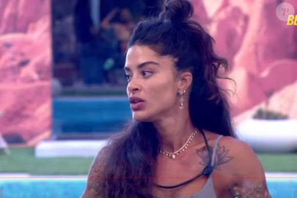 Na manhã desta terça-feira (13), Aline Campos comentou sobre o fato de ter parado de usar o sobrenome Riscado