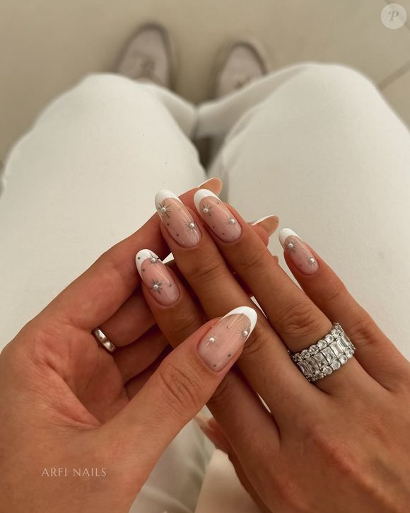 Clássica, versátil e sempre atual, a manicure francesa segue firme como uma das escolhas favoritas do verão