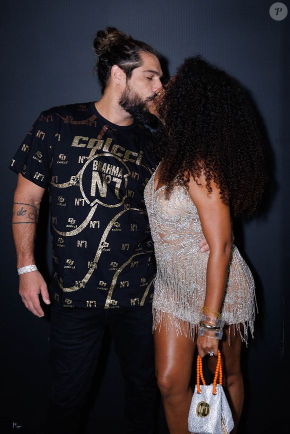 Sheron Menezzes beijou o marido, Saulo Bernard, em camarote do Carnaval 2025