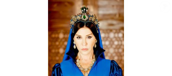 Nebahat Çehre como Valide Sultana: Mãe de Suleiman, tradicionalista e influente na corte. Atua como guardiã das tradições e enfrenta Hürrem nas disputas do palácio.