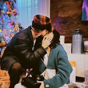 Bruna Marquezine e João Guilherme se beijam em foto postada por Naira Ávila, mãe de João Guilherme