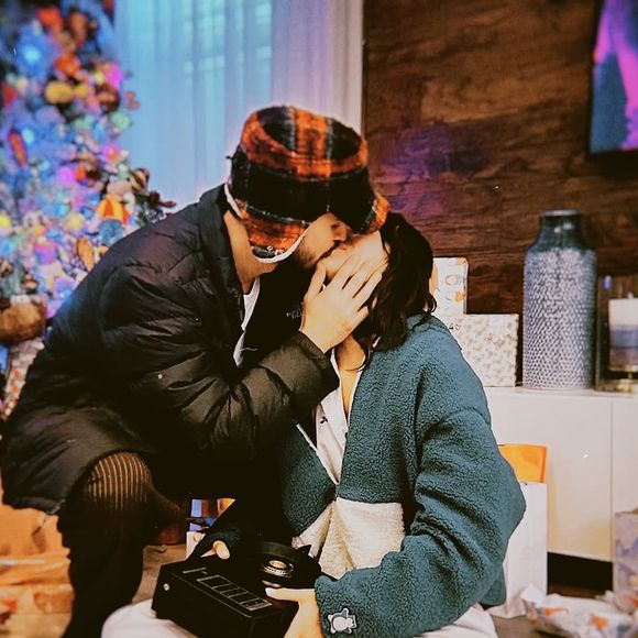 Bruna Marquezine e João Guilherme se beijam em foto postada por Naira Ávila, mãe de João Guilherme