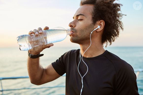 O hábito de beber água é fundamental para saúde do corpo, mas água em excesso pode também prejudicar sua digestão, diz especialista