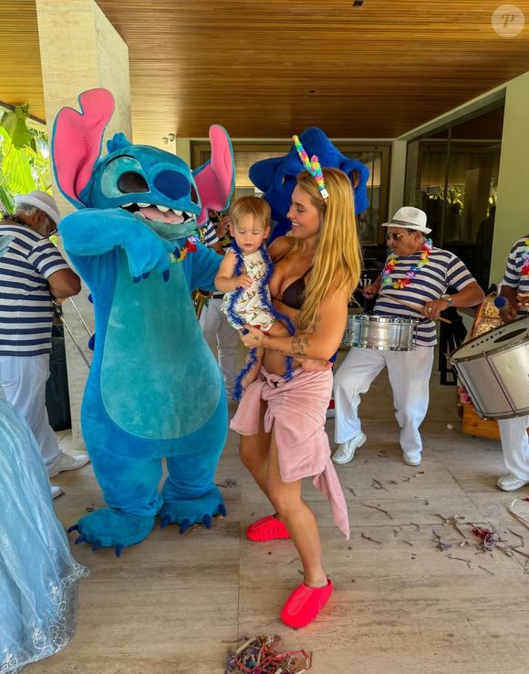 Vini Jr. surpreendeu Virgínia Fonseca ao preparar um bloquinho de Carnaval para os filhos da influenciadora com Zé Felipe. A festa contou com fantasias, personagens e clima de Carnaval