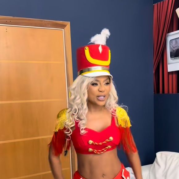 Cariúcha resgata visual das Paquitas de Xuxa em vídeo no Instagram e aposta em fantasia com jaqueta vermelha, ombreiras douradas e minissaia
