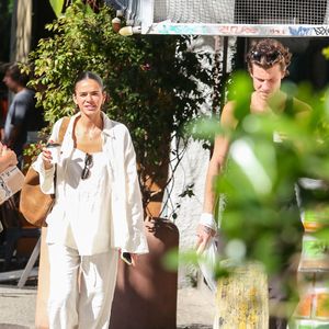 Como usar linho no inverno? Bruna Marquezine entrega aula de elegância com conjunto oversized em passeio com Shawn Mendes no Jardim Botânico