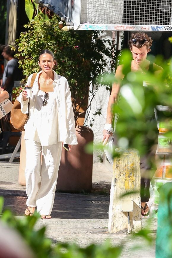 Como usar linho no inverno? Bruna Marquezine entrega aula de elegância com conjunto oversized em passeio com Shawn Mendes no Jardim Botânico