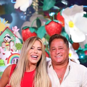 Poliana Rocha e o cantor Leonardo estão casados desde 1995, compartilhando uma trajetória de quase 30 anos juntos.