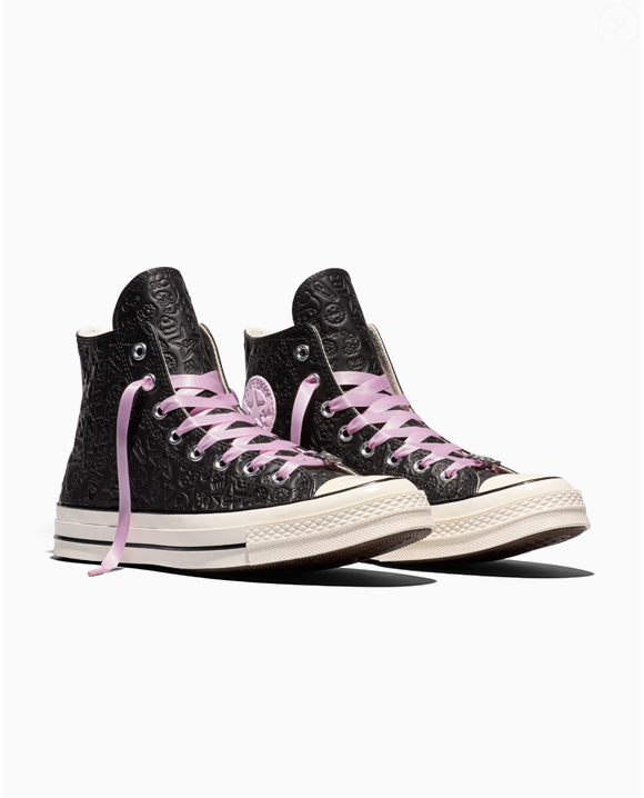 Segundo as informações divulgadas pela Converse, o cabedal do novo Chuck 70 é confeccionado em couro legítimo e apresenta gráficos em relevo tom sobre tom inspirados em My Melody e Kuromi. Os detalhes reforçam a identidade da coleção, que combina a aparência clássica do calçado com referências às personagens