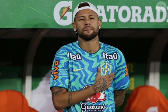 Neymar se for visitar o pai em mansão alugada terá espaço para se refrescar em piscina e poderá se divertir em sala com garrafão para jogar basquete