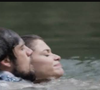 Felipe (Rafael Cardoso) escuta os gritos desesperados e corre imediatamente em direção ao lago. Sem pensar duas vezes, o conde entra na água para salvá-la.
