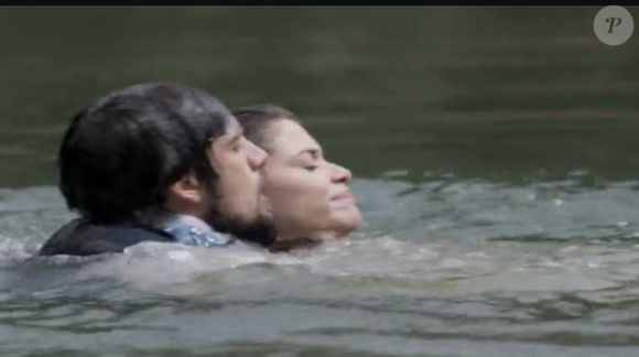 Felipe (Rafael Cardoso) escuta os gritos desesperados e corre imediatamente em direção ao lago. Sem pensar duas vezes, o conde entra na água para salvá-la.