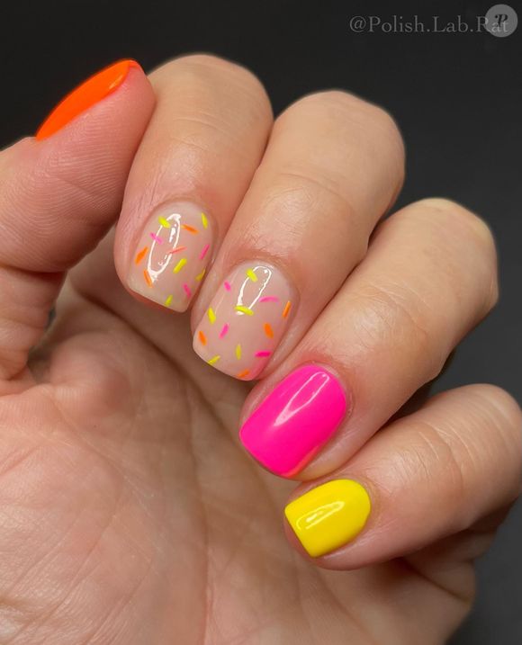 A unha neon multicolorida, estilo tutti-frutti, aparece como opção divertida e perfeita para combinar com diferentes looks