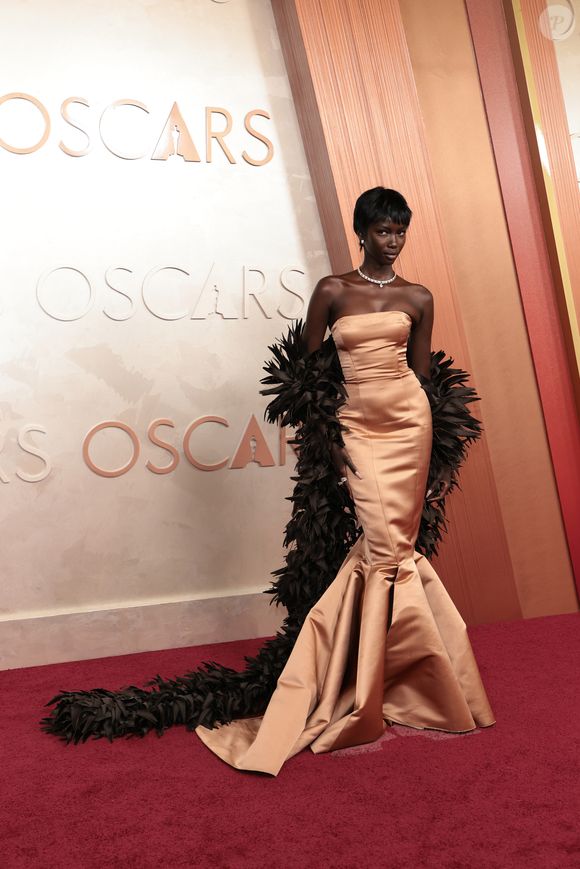 A modelo Anok Yai surgiu exuberante com um longo acetinado