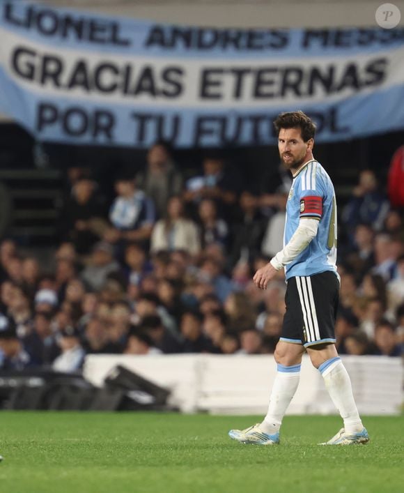 Seleção argentina faz homenagem a Messi aos 10 minutos do jogo de despedida contra Benin no Estadio Monumental