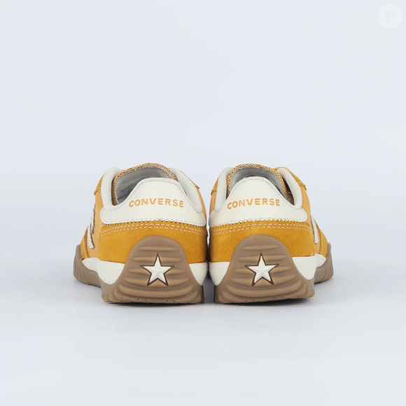 Entre as apostas do momento, o tênis amarelo da Converse chama atenção por transformar produções básicas em looks mais modernos. A combinação perfeita entre conforto diário e informação de moda