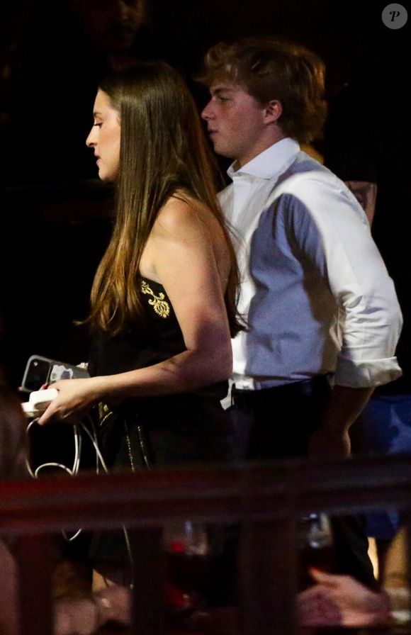 Benício Huck foi fotografado enquanto deixava um restaurante de comida japonesa no Leblon, bairro da Zona Sul do Rio de Janeiro