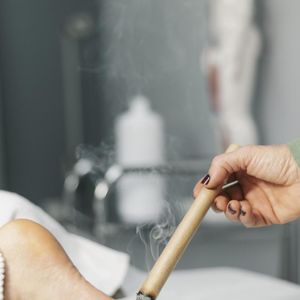 Moxabustão: o profissional queima uma erva bem perto da pele, sem encostar diretamente, para aquecer pontos específicos da região. O processo ajuda a amenizar dores e ansiedade