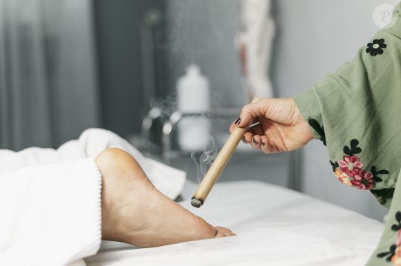 Moxabustão: o profissional queima uma erva bem perto da pele, sem encostar diretamente, para aquecer pontos específicos da região. O processo ajuda a amenizar dores e ansiedade