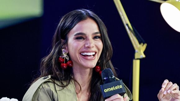 'Tira a camisa, por favor': Bruna Marquezine faz pedido ousado a galã de 'Três Graças' na CCXP 2025 e recebe resposta. 'A gente vai estragar...'