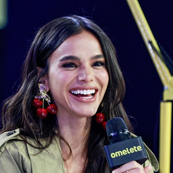 Bruna Marquezine pede para ator tirar a camisa na CCXP 2025 e recebe resposta: 'Vai tirar a graça...'