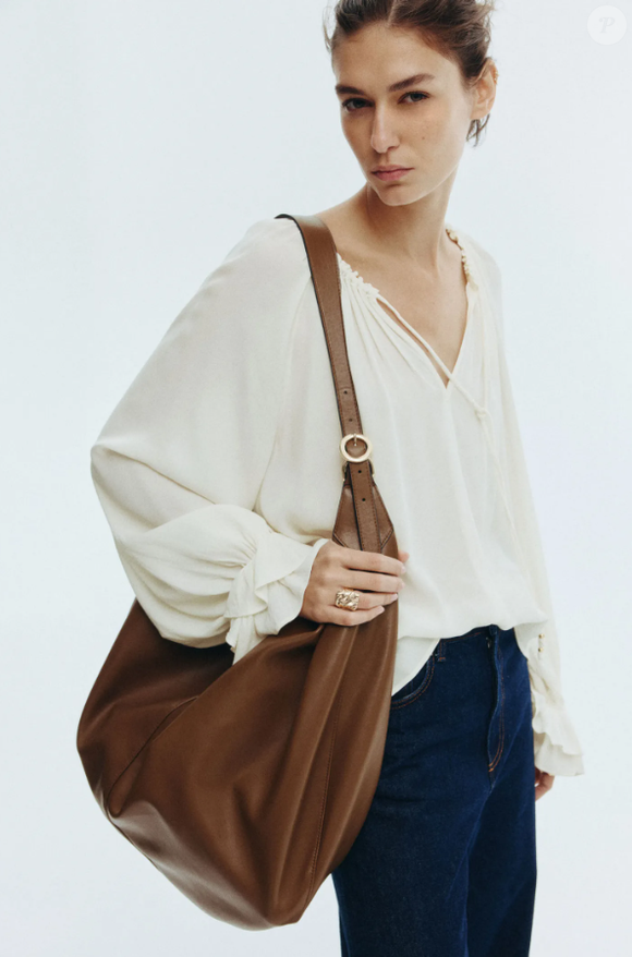 Blusa estilo boho com babados nas mangas da H&M Brasil traz o babado como elemento principal, confeccionada em crepe de viscose, forte tendência para o Outono 2026.