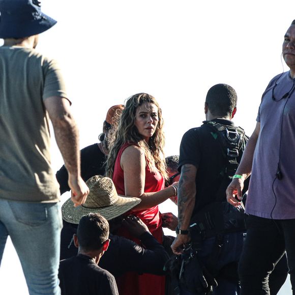 Flagra em Grumari revela Paolla Oliveira em momento decisivo de Heleninha; público se pergunta: qual será o final dela?