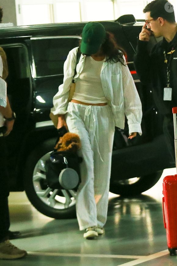 Bruna Marquezine embarcou com seu pet para o agitado carnaval de Salvador em 11 de fevereiro de 2026