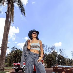 A cantora Ana Castela tem estilo jovem e descolado: cintura baixa e cropped também aparecem nas produções