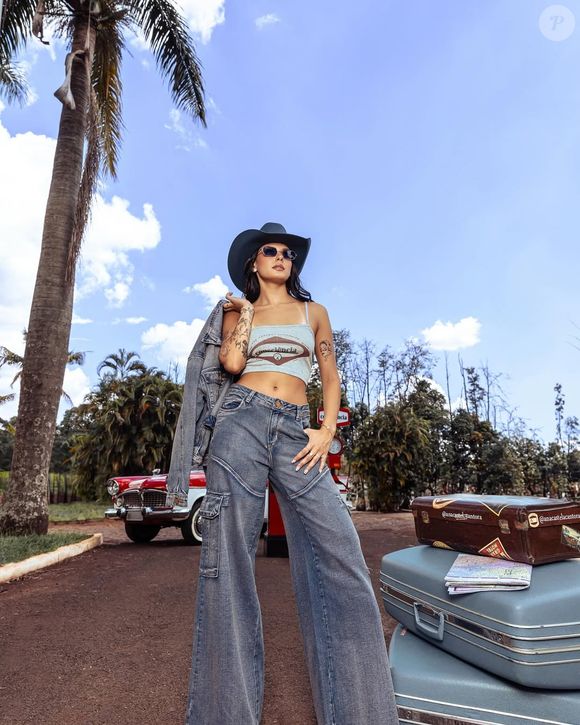 A cantora Ana Castela tem estilo jovem e descolado: cintura baixa e cropped também aparecem nas produções