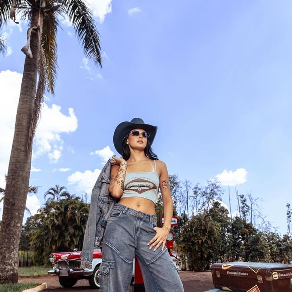 A cantora Ana Castela tem estilo jovem e descolado: cintura baixa e cropped também aparecem nas produções