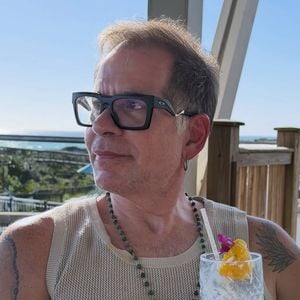 "Voltei a me organizar, alimentação e principalmente parar com o vinho recreativo que é uma auto sabotagem invisível. Quando você vê está bebendo muito" disse Leandro Hassum em um post
