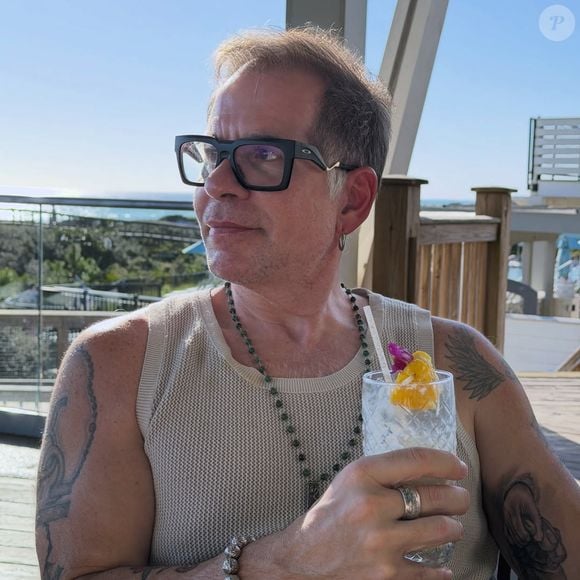 "Voltei a me organizar, alimentação e principalmente parar com o vinho recreativo que é uma auto sabotagem invisível. Quando você vê está bebendo muito" disse Leandro Hassum em um post