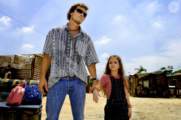 Max (Marcello Novaes) chega com Rita (Mel Maia) no lixão na novela 'Avenida Brasil'