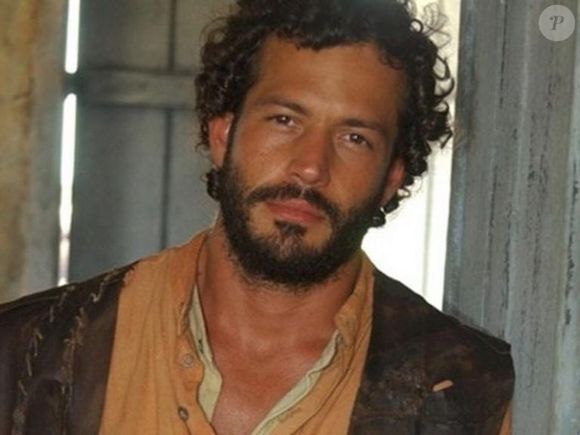 Tobias é o grande amigo de Tomé e se meteu em uma briga de bar.