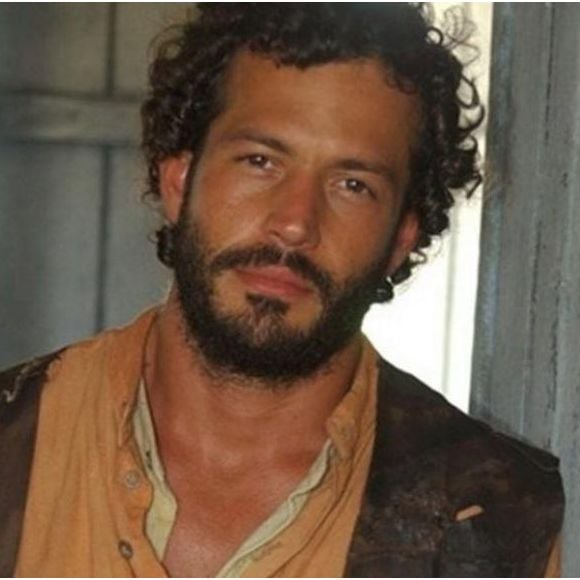 Tobias é o grande amigo de Tomé e se meteu em uma briga de bar.